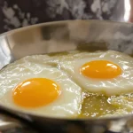 Beurre ou huile : pour des œufs au plat parfaitement cuits, ce chef révèle enfin ce qu’il utilise